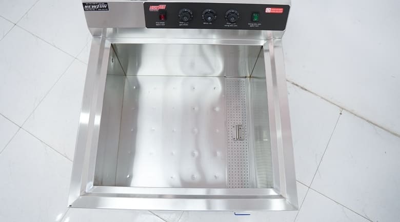 Giỏ thiết kế dạng lưới giúp sóng siêu âm đi qua và tiếp xúc toàn diện với vật dụng