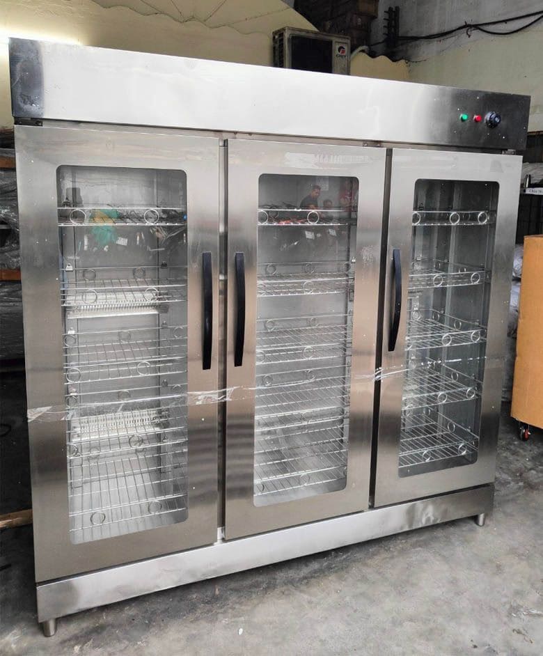 Tủ sấy bát đĩa công nghiệp là thiết bị quan trọng đảm bảo bát đĩa thơm, sạch